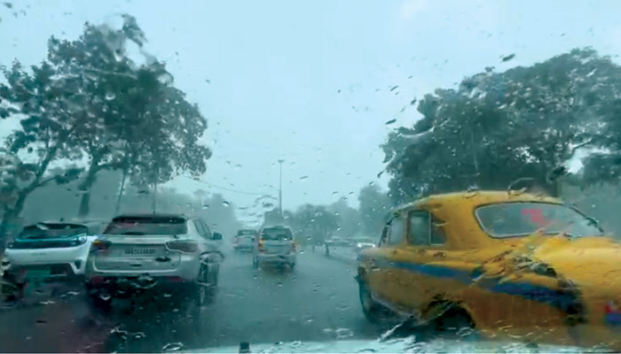 Rain In Kolkata: বজ্র-বিদ্যুত্-সহ বৃষ্টি; সঙ্গে ঝোড়ো হাওয়া, দুপুরে ভিজতে পারে কলকাতা