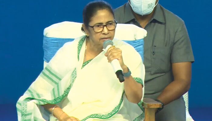 Mamata Banerjee In Bankura:  &#039;গত ৮ বছর ধরে পড়ে রয়েছে জল প্রকল্প, কান মলা খাওয়া উচিত&#039;, বাঁকুড়ায় তোপ মুখ্যমন্ত্রীর