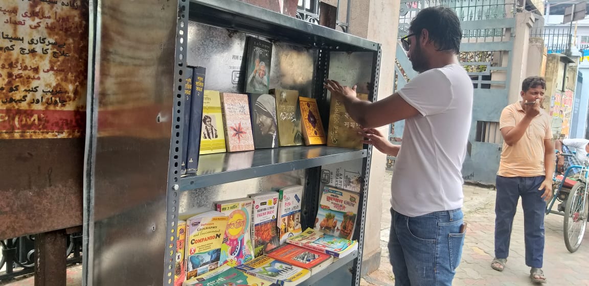 Kolkata Bus stand open library