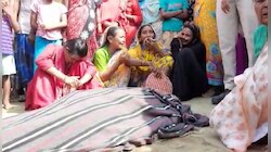 মর্মান্তিক! বাসে যাত্রী তোলা নিয়ে 'কথা কাটাকাটি', ব্যক্তিকে পিটিয়ে 'মারল' কন্ডাক্টর