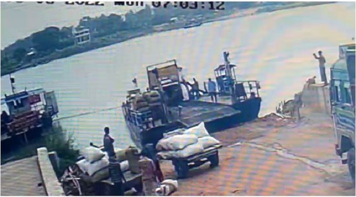 Kalna Accident, Shocking Video: ভাগীরথীতে তলিয়ে গেল লরি, জলের ৩০ ফিট গভীরে &#039;আটক&#039; চালক-খালাসি!