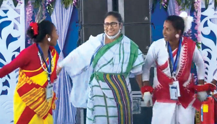 Mamata Dances In Tribal Wedding Ceremony: আদিবাসী গণবিবাহের অনুষ্ঠানে মুখ্যমন্ত্রী, পা মেলালেন ধামসা-মাদলের তালে