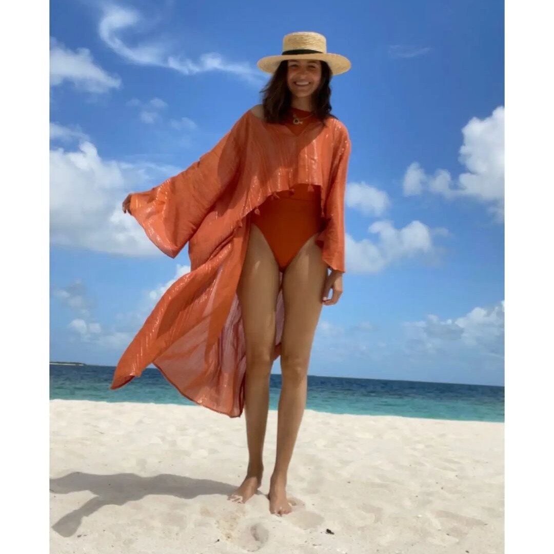 Anushka Sharma looks hot in orange monokini 2