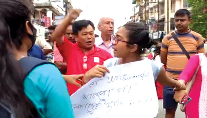 HS Student Agitation: সারাক্ষণ ফেসবুক করলে HS পাস করা যায় নাকি! পথচারীর মন্তব্যে ধুন্ধুমার কাণ্ড জলপাইগুড়িতে