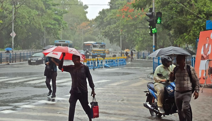 Weather Update: উত্তরবঙ্গে ভারী বৃষ্টির সতর্কতা, খানিকটা দুর্বল হয়েই দক্ষিণবঙ্গে ঢুকছে বর্ষা