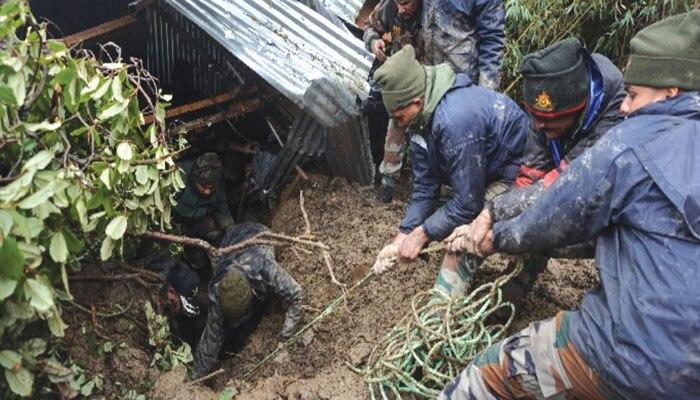 Landslide in Gangtok: প্রবল ধসে চাপা পড়ল জাতীয় সড়ক কর্তৃপক্ষের ক্যাম্প, উদ্ধারে সেনা