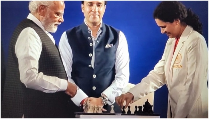 Chess Olympiad: ঐতিহাসিক মশাল দৌড়ের দিন প্রধানমন্ত্রী দাবা খেললেন হাম্পির সঙ্গে, ভিডিও ভাইরাল