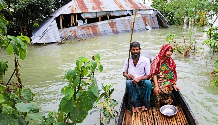 ভয়াবহ বন্যার মুখে Bangladesh; জলে ভেসে যাচ্ছে মানুষ ও পশুর দেহ! গত ১০০ বছরে এমন হয়নি