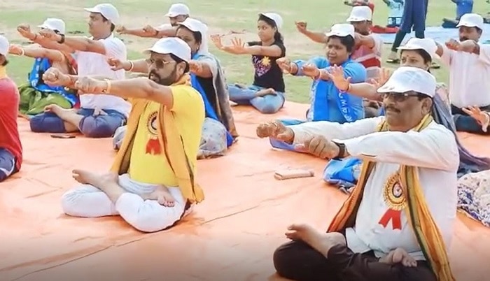 International Yoga Day: একাসনে একযোগে যোগা বিজেপি বিধায়ক-তৃণমূল কাউন্সিলরের! বেনজির রাজনৈতিক সৌজন্য়