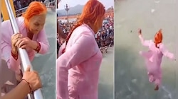 Viral Video: বুড়ো হাড়ে ভেলকি! হর কি পাউরি সেতু থেকে গঙ্গায় সত্তরের বৃদ্ধার ডুবকি
