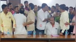 যত কাণ্ড ভাটপাড়ায়! পুরসভায় তৃণমূল কাউন্সিলরদের মধ্যে হাতাহাতি