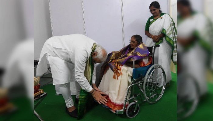 PM Narendra Modi: স্বাধীনতা সংগ্রামীর নবতিপর মেয়ের পা ছুঁলেন মোদী, নিলেন আশীর্বাদ