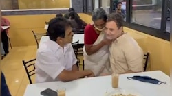 Video: ক্যাফে বৃদ্ধাকে আলিঙ্গন, প্লেট থেকে খাবার তুলে দিলেন রাহুল 