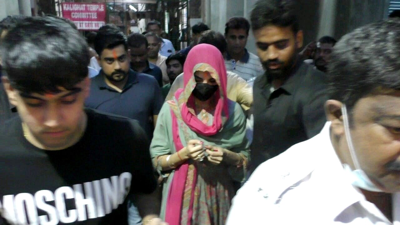 Actress Jacqueline Fernandez at Kalighat 6