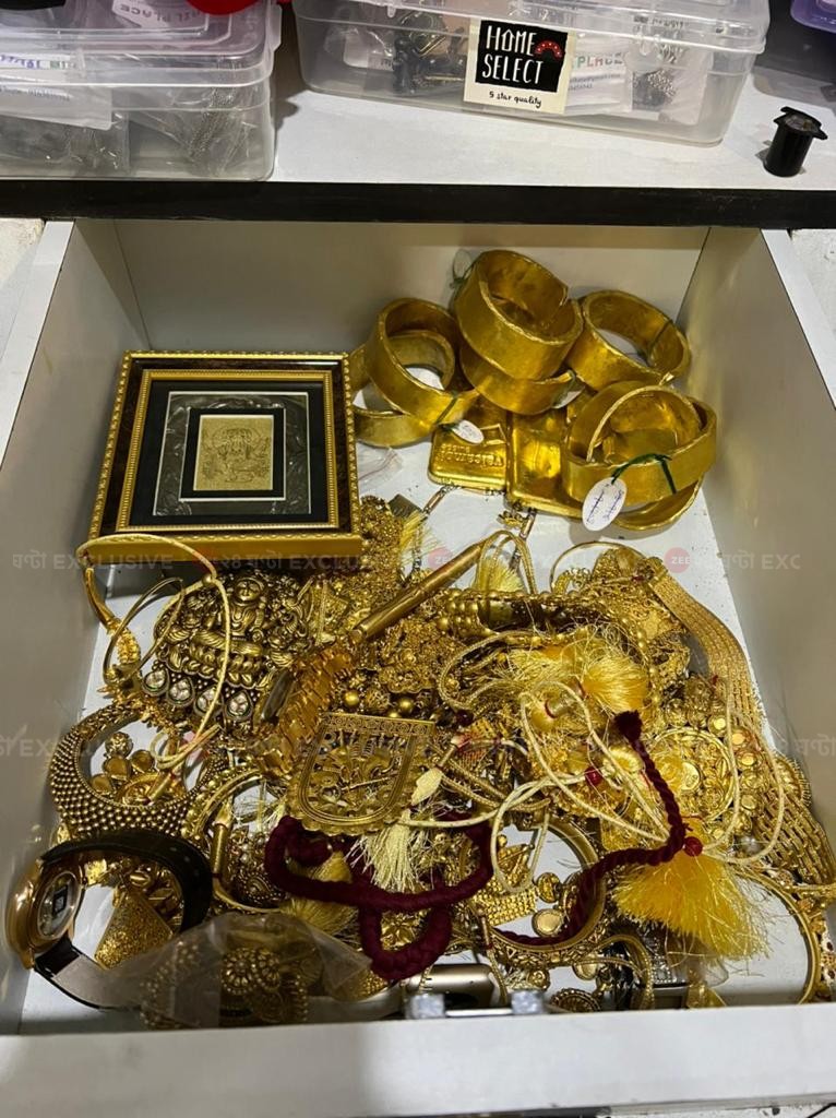 Exclusive pictures of the gold jewellery found at Arpita’s flat 4