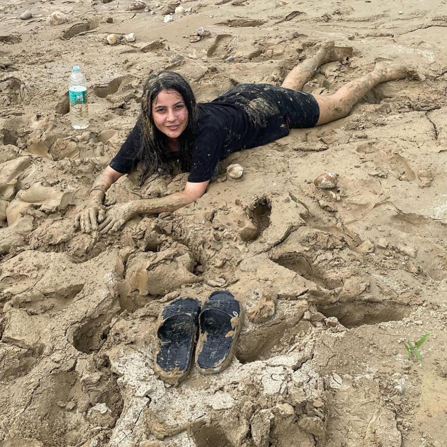 Shehnaaz Gill is enjoying natural mud spa 4