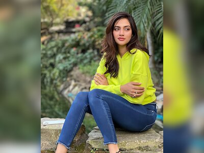 Yosh rus ayollari ishtirokidagi onlayn porno videolar