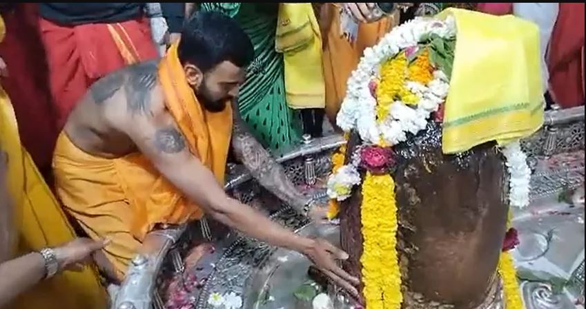 Athiya Shetty-KL Rahul seek blessings at Ujjain's Mahakaleshwar temple