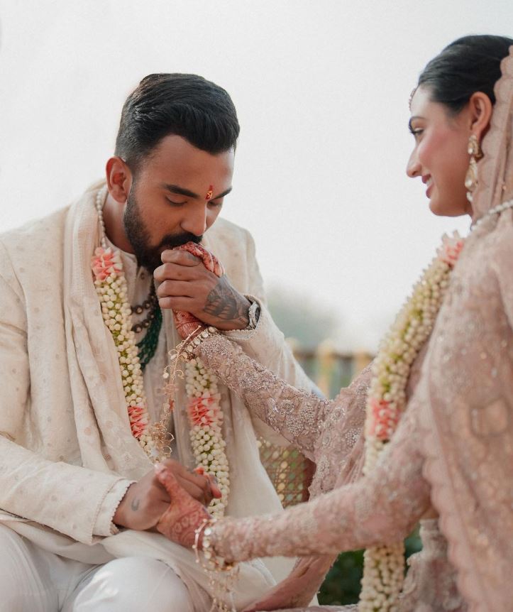 Athiya Shetty-KL Rahul seek blessings at Ujjain's Mahakaleshwar temple