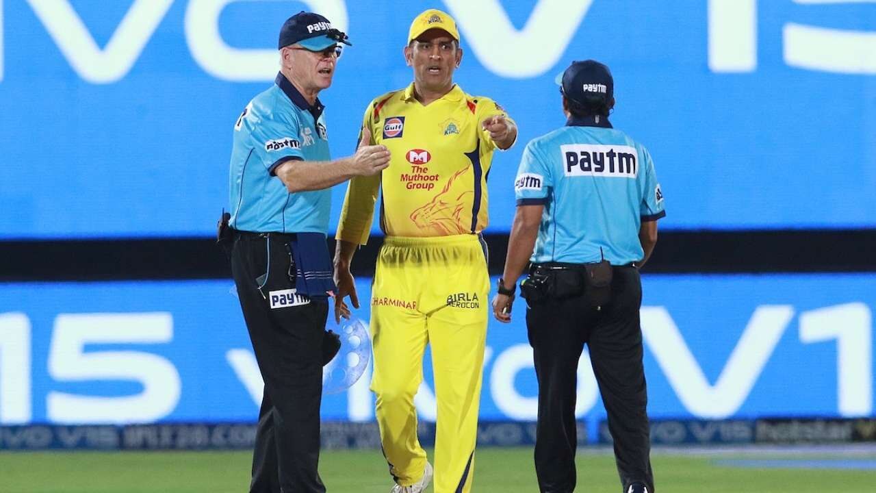 Fight between MS Dhoni and Umpire