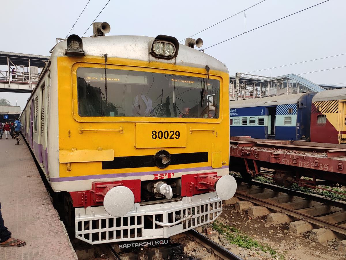 Sheoraphuli Tarakeshwar local train speed trial run