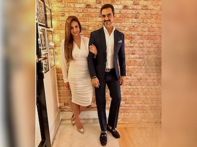 Hammom kamerasida yalangoch ayollar