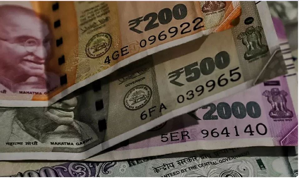 Rupee to Dollar: ক্রমশ চওড়া মন্দার ছাপ? ইতিহাস গড়ে ডলারের তুলনায় টাকার দামে রেকর্ড-পতন!