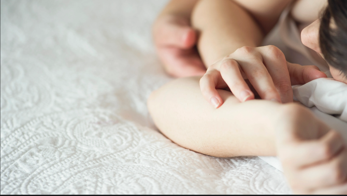 Порно с үлкен жетілген жопы Жігітті өз қожайынымен онлайн порно ұстады