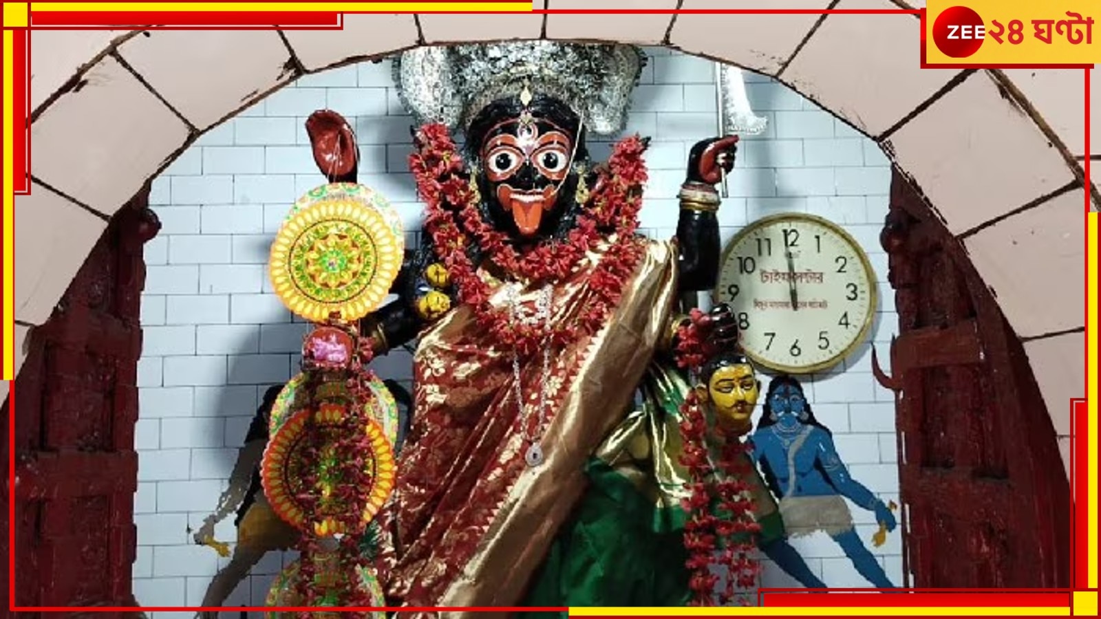 Singur Kali Puja: ৫৫০ বছরের প্রাচীন ডাকাত কালীর পুজো! বেনারসি শাড়িতে সাজলেন মা...