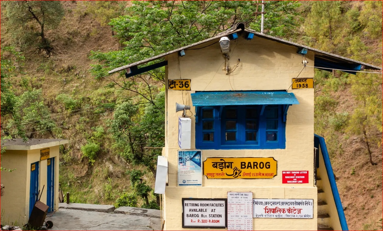  Barog Railway Station 