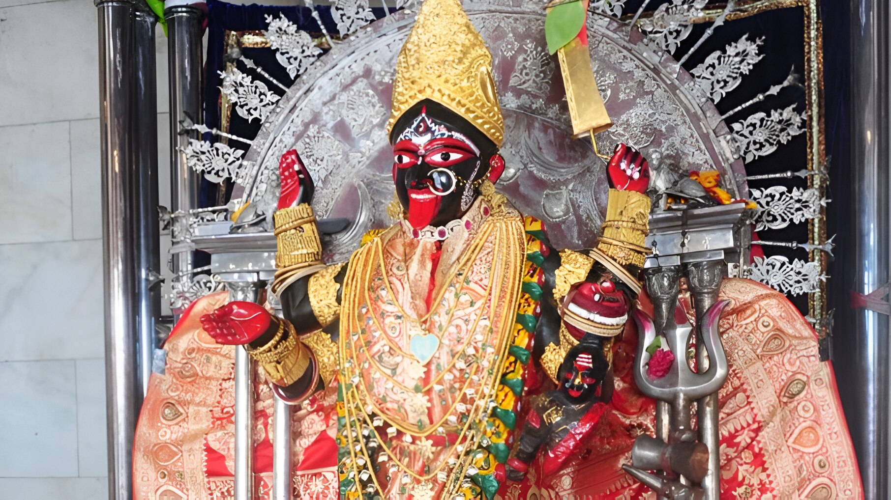 Who does Ratanti Kali Puja practice in Dakshineshwar?