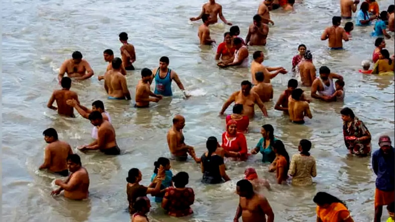 The auspicious moment of nectar bath