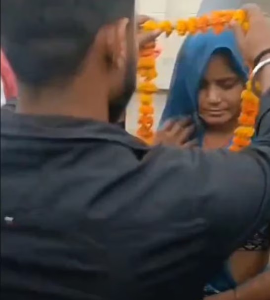 মেরঠকাণ্ডে ভয় পেয়েই প্রেমিকে সঙ্গে স্ত্রীর বিয়ে দিলেন স্বামী! UP man gets wife married to her lover