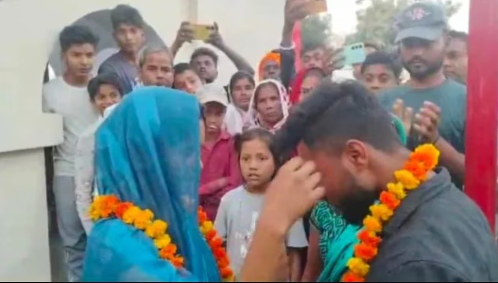 মেরঠকাণ্ডে ভয় পেয়েই প্রেমিকে সঙ্গে স্ত্রীর বিয়ে দিলেন স্বামী! UP man gets wife married to her lover