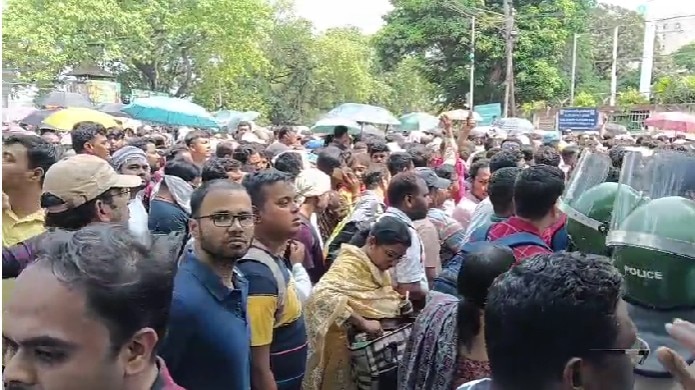 Mamata Banerjee meets jobless teachers