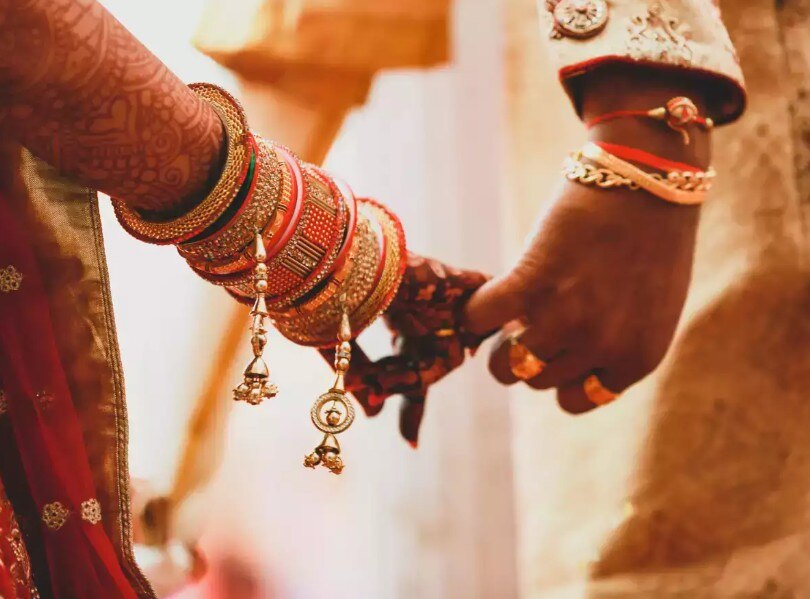 জামাইয়ের সঙ্গে চম্পট শাশুড়ির! UP Woman elopes with would be son in law