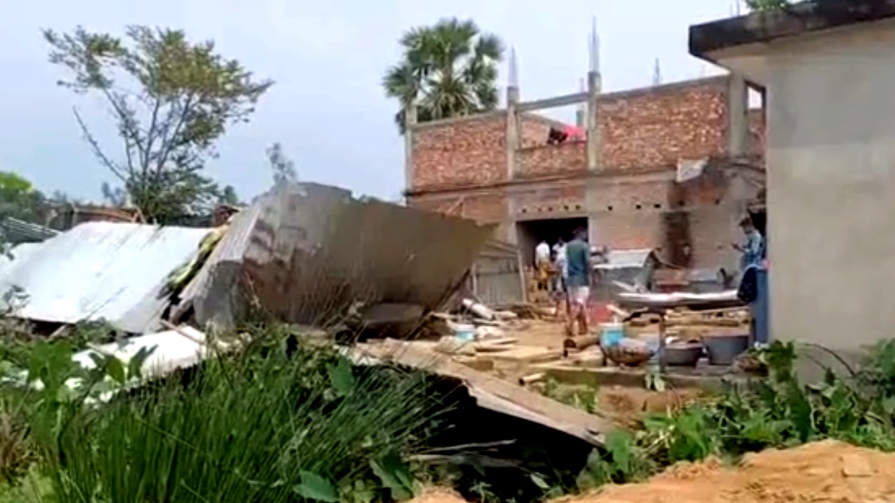 গভীর রাতে ঝড়