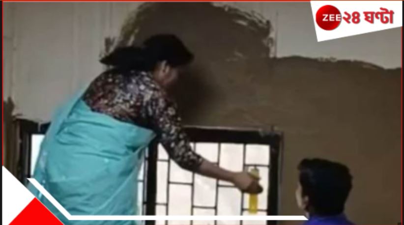 Delhi University: 'গবেষণার অঙ্গ', ক্লাসরুমের দেওয়ালে গোবর লেপে দিলেন খোদ প্রিন্সিপালই! Delhi University: 'গবেষণার অঙ্গ', ক্লাসরুমের দেওয়ালে গোবর লেপে দিলেন খোদ প্রিন্সিপালই!