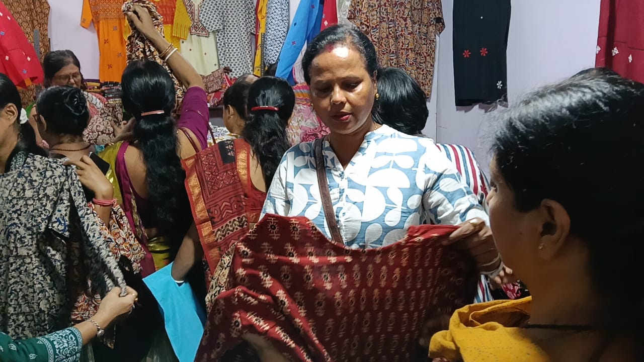 সর্বকালীন রেকর্ড বিক্রি খাদিমেলায়... Jalpaiguri Khadi Fair