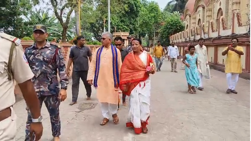 দক্ষিণেশ্বরে সস্ত্রীক দিলীপ