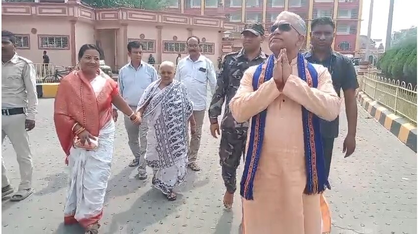 দক্ষিণেশ্বরে সস্ত্রীক দিলীপ