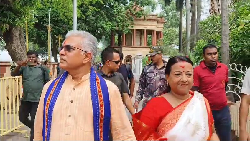 দক্ষিণেশ্বরে সস্ত্রীক দিলীপ