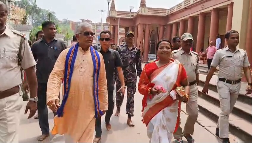 দক্ষিণেশ্বরে সস্ত্রীক দিলীপ