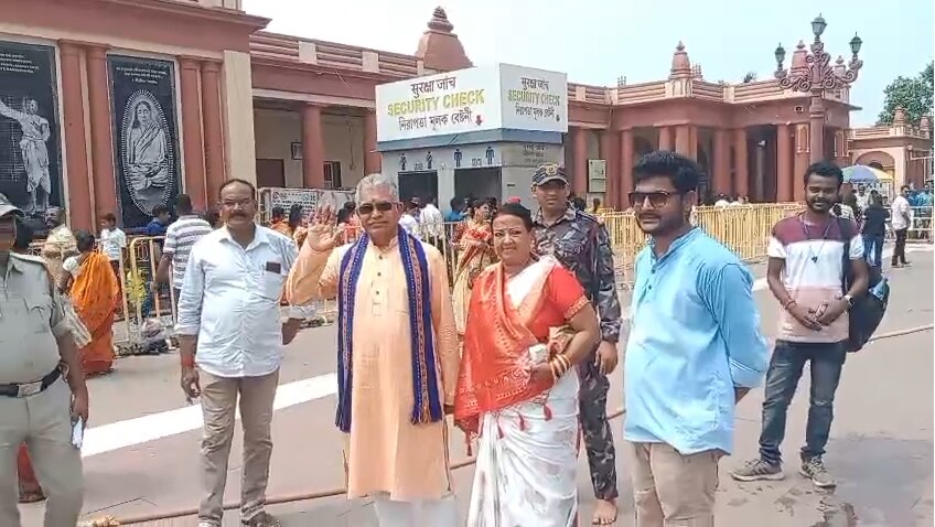 দক্ষিণেশ্বরে সস্ত্রীক দিলীপ