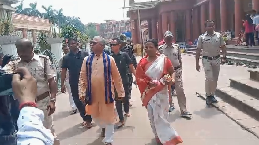 দক্ষিণেশ্বরে সস্ত্রীক দিলীপ