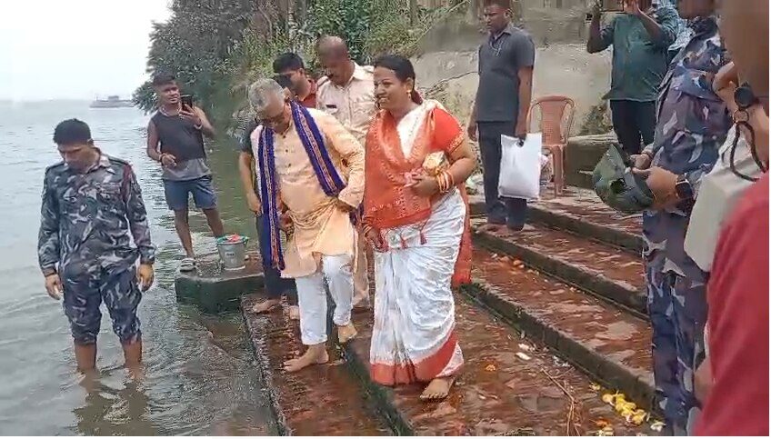 দক্ষিণেশ্বরে সস্ত্রীক দিলীপ