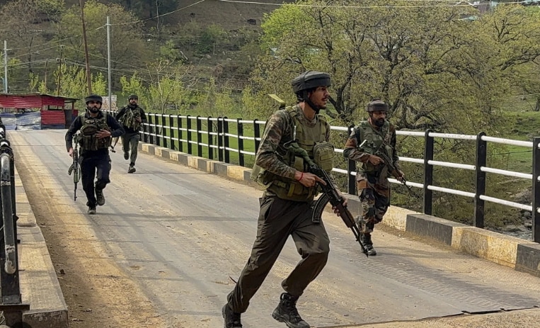 জঙ্গিদের বাড়ি ভাঙল সেনা