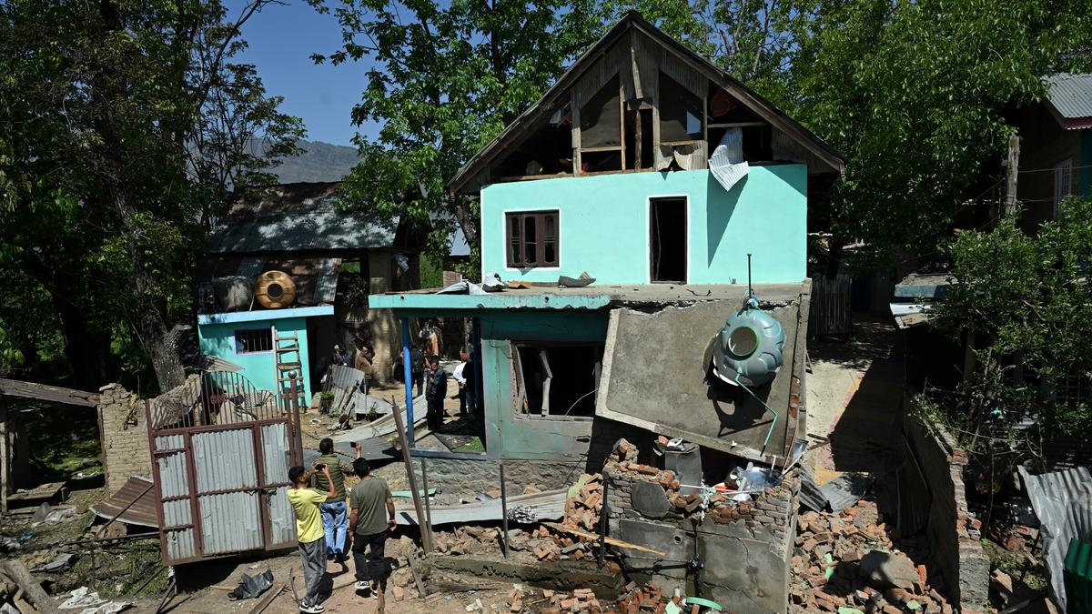 জঙ্গিদের বাড়ি ভাঙল সেনা
