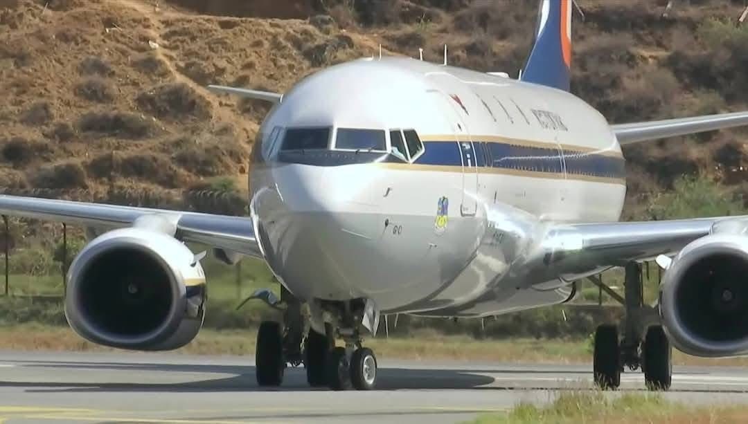 বিমান নিয়ে নামলেন রাজা-রানি নিজেরাই! The King and Queen of Thailand