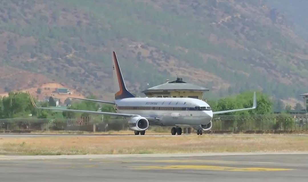 বিমান নিয়ে নামলেন রাজা-রানি নিজেরাই! The King and Queen of Thailand